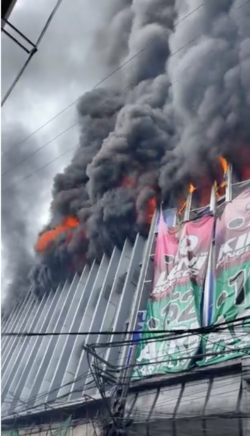 inquirerdotnet's tweet photo. LOOK: Fire breaks out along Legaspi Street in Cebu City today, April 8.  | via BFP R7 CCFO live video, @cebudailynews https://t.co/M2zNre9vx3
