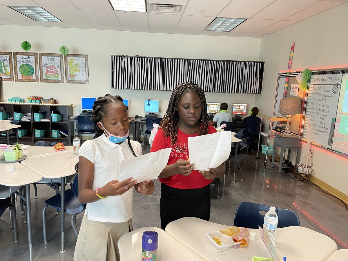 MrsGrantham13's tweet photo. 3rd grade is working hard on our public service announcement to tell everyone about our PBL and bring awareness to the hunger problem that our county faces. VBE will be hosting a canned food drive very soon so we can help “Take A Bite Out of Hunger!” @verobeachelem #3rd #vbe https://t.co/Cl3DsBunl1