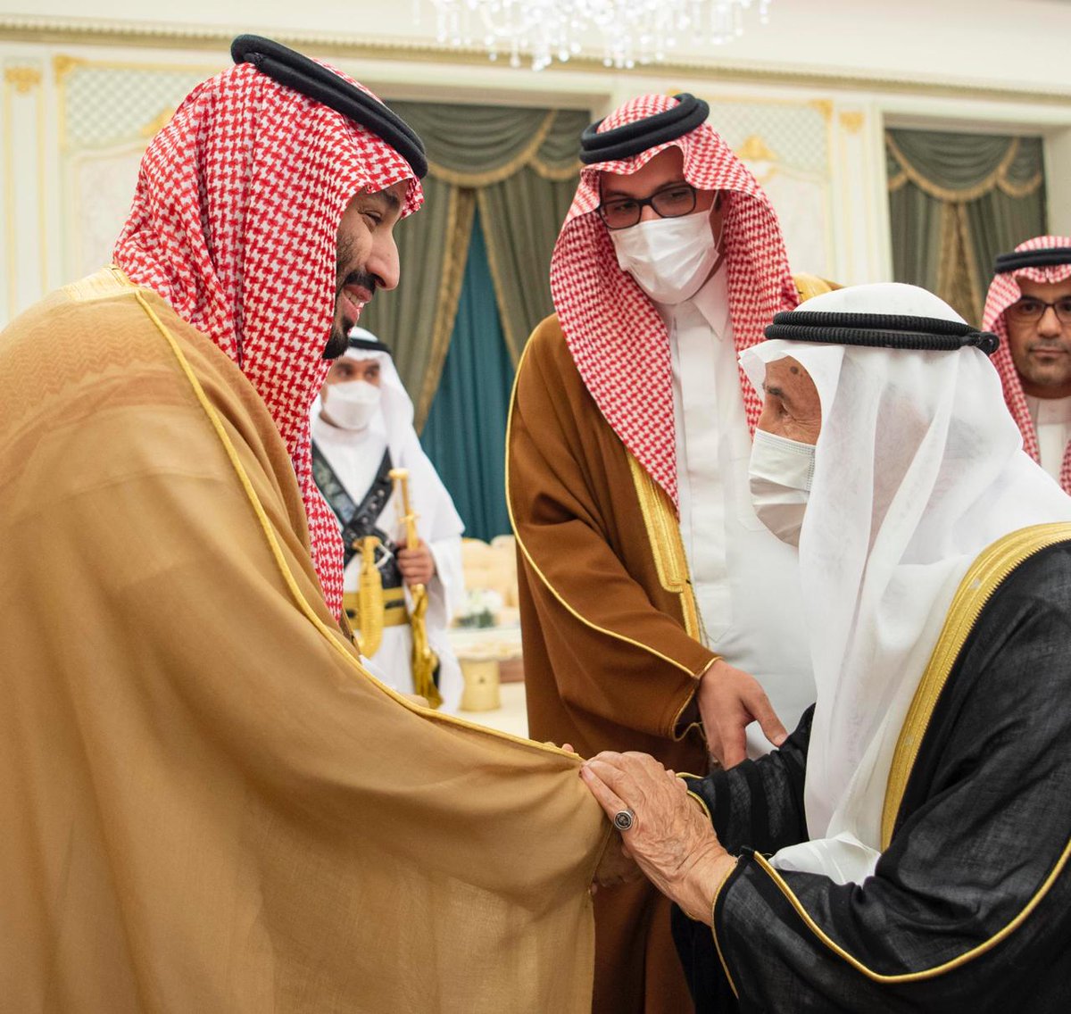 spagov's tweet photo. سمو #ولي_العهد يستقبل في قصر طيبة بالمدينة المنورة اليوم أصحاب الفضيلة العلماء والمعالي، وجمعاً من المواطنين الذين قدموا للسلام على سموه - رعاه الله -.
https://t.co/tQ0ftIwOUD
#ولي_العهد_في_المدينة_المنورة
#واس https://t.co/NYMWj0Lj73