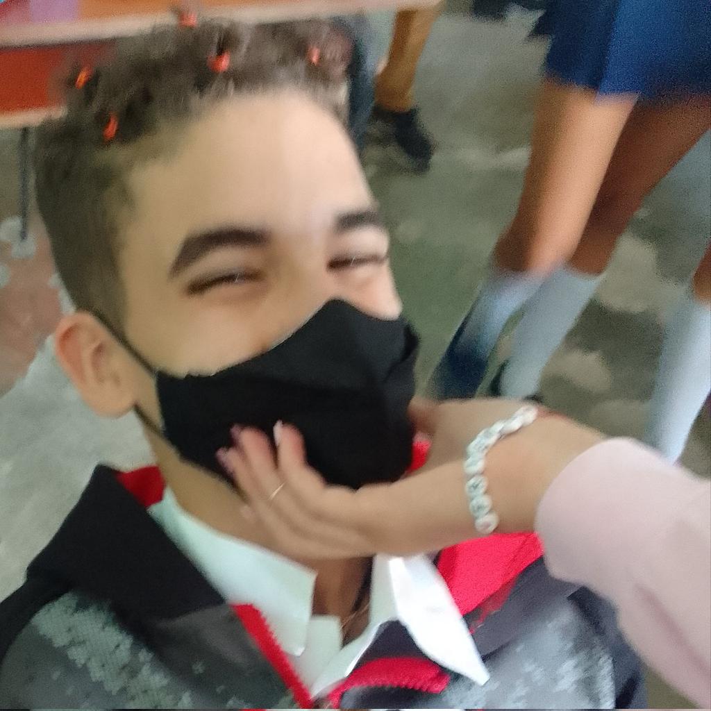 elity08's tweet photo. X: ¿Y tu grupo es normal? 

Mi grupo😎: https://t.co/MMmgph4vP8