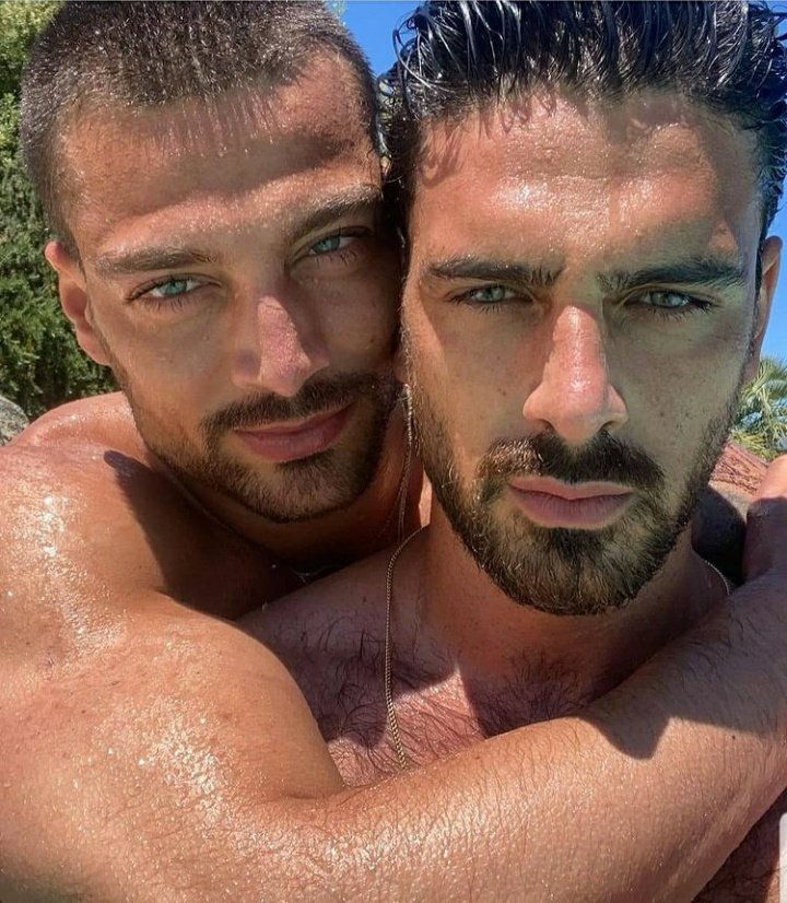 Ju_SilvaSP's tweet photo. É ate um pecado a Laura ter que escolher entre esses dois meu pai amado 😍😍

#Susinnasimone #Nacho #michelemorrone #Massimo #365daysThisDay #365daysmovie https://t.co/NTVHL0eHev