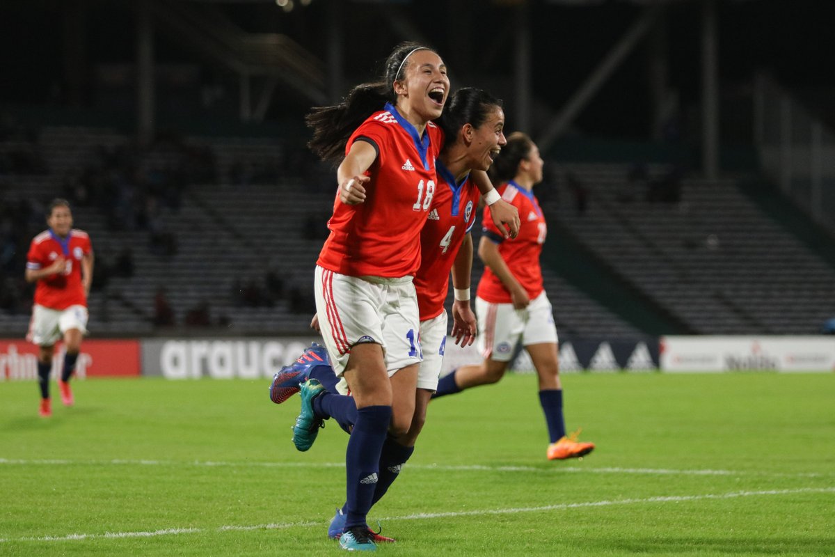 LaRoja's tweet photo. 🚨 88' Si ellas son felices, Chile es feliz 

🇦🇷0⃣➖1⃣🇨🇱

#VamosLaRojaFemenina https://t.co/GcjOMXG0YF