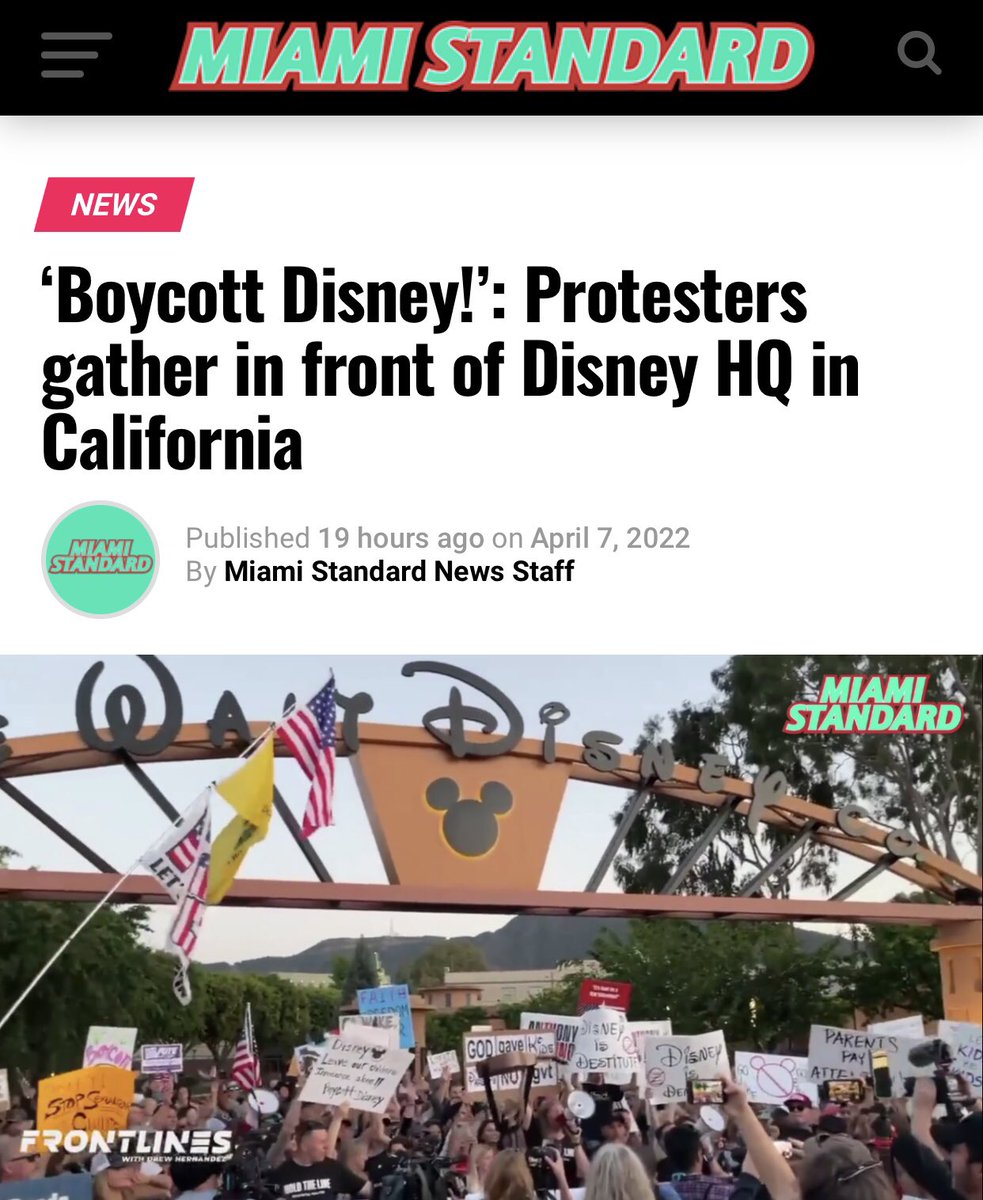 BaldemiroL's tweet photo. Una multitud de manifestantes pacíficos se reunió frente a la sede de Disney en Burbank, California.

En respuesta a una llamada de Zoom filtrada que muestra a los ejecutivos admitiendo abiertamente que agregan contenido sexual a los programas para adoctrinar a los niños. https://t.co/RhMNP5syEy