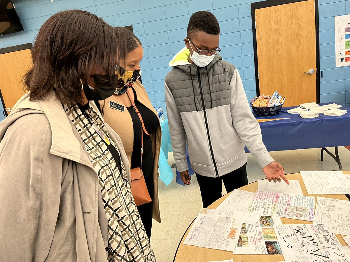 GipsonEducator's tweet photo. Tonight’s AVID Showcase @DavisMiddle Thank you @griff26point2 @MsYhap_VP, Mrs. Johnson and Mrs. Hairston for your support tonight. #davismsAVID #AVID4college https://t.co/7QZ9tzwuuO