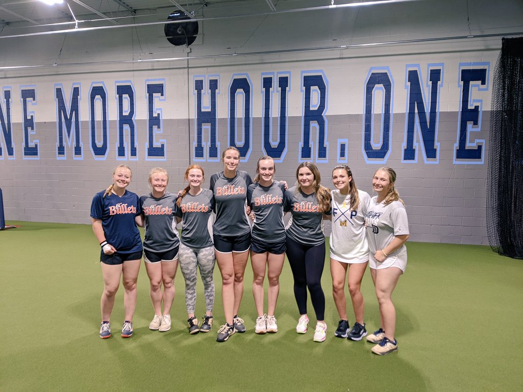 EC05Bilz's tweet photo. Love these ladies.  

Thanks for hanging out with me tonight.  So glad I can offer you ladies a place to come hit, come chat, come be yourself at.  

Loved the surprise visit from Lulu 💙🧡 https://t.co/eM2gVqu0Uc