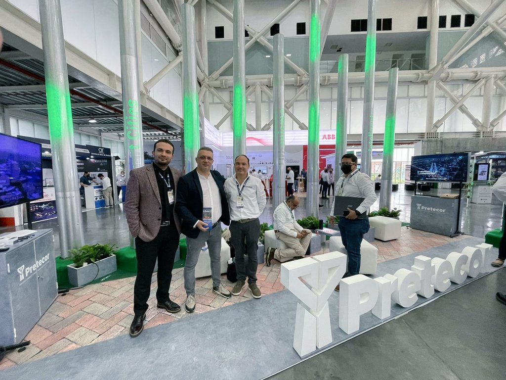 pretecor's tweet photo. Desde Turquía 🇹🇷 representantes de la empresa #KendalElektrik visitaron nuestro stand hoy en el último día de la 9ª Feria @FISE_Colombia 🤝🏻
Pronto dejaremos huella en este país 🇨🇴🇹🇷🏗️ con nuestros productos para las #SmartCities
#Pretecor de #Santanderparaelmundo https://t.co/MR8PrlH5F1