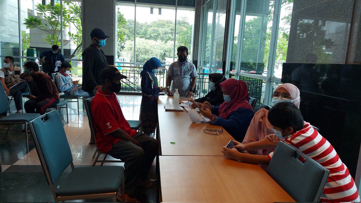 Islamic_JIC's tweet photo. Pagi-pagi warga memenuhi Convention Hall Jakarta Islamic Centre untuk mendapatkan vaksin booster persiapan pulang kampung. Semoga bisa pulang kampung dengan sehat. https://t.co/JByTtjubG8