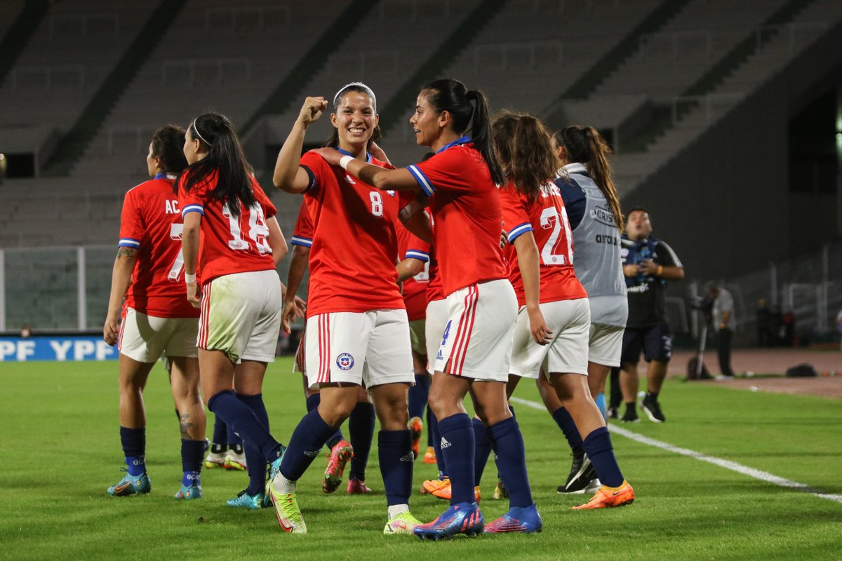 LaRoja's tweet photo. 🚨 Así da gusto terminar un 'juernes'... 😘 

🇦🇷0⃣➖1⃣🇨🇱 

#VamosLaRojaFemenina https://t.co/fdTpC3r0tA
