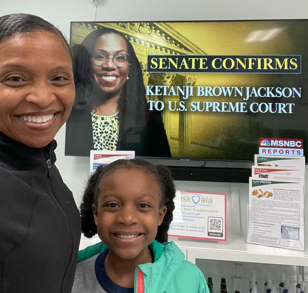 AskDrYola's tweet photo. Today was stupendous! My daughter can now see herself in all 3 branches of government. Little girls of color across the globe can dream of these opportunities &amp; know that they can achieve them.
#KBJ #KentanjiBrownJackson #JusticeKetanjiBrownJackson #blackexcellence #askdryola https://t.co/rzem1oPTjd