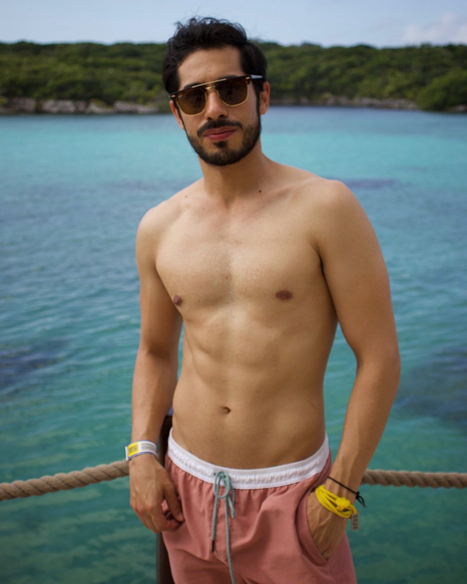 yee_leonardo's tweet photo. ¡Buenas noches!
#helha #playa #gay #beach #mexicano #xcaret https://t.co/axaQCOcJiC