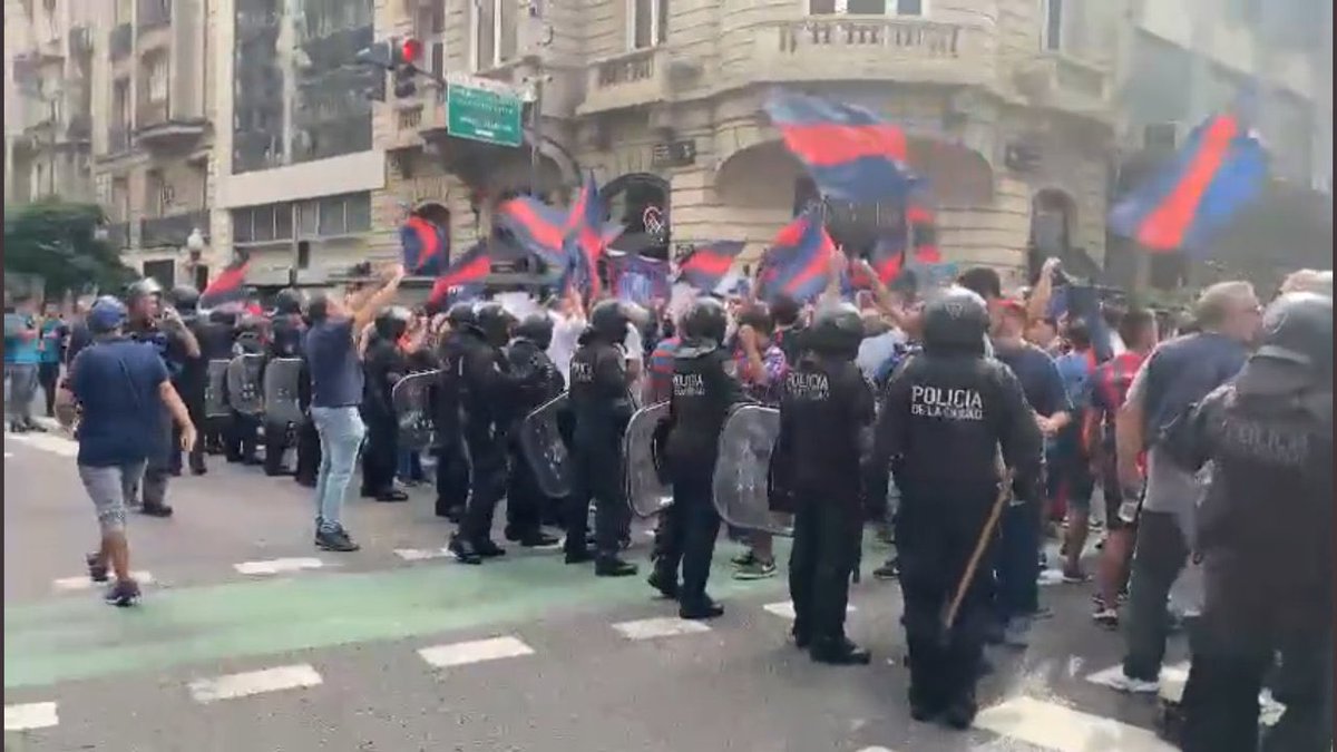 MiamiAzulgrana's tweet photo. Repudio total al maltrato que sufrieron hoy los socios que se manifestaron en contra de nuestra actual dirigencia. Queremos gente que quiera al Club, le dedique su tiempo al club y que su único objetivo sea el crecimiento de #SanLorenzo. No aguantamos mas este presente! https://t.co/aQMSaFi2RG