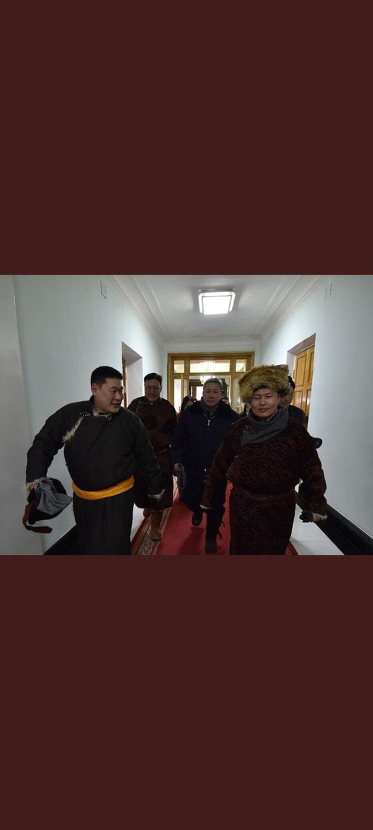 Өөрөө ингэж гарч ирчихээд ажилаа хийж чадахгүй болохоор чинь ажлаа хийнэ үү гэсэн жагсаал болж бнашдээ.Ичихгүй хүч хэрэглэж яаж чадаж бнаа