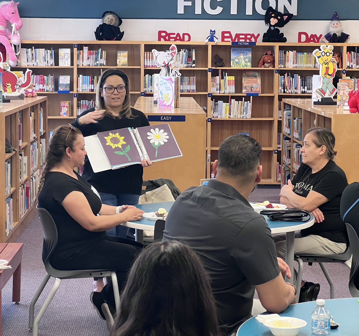 RDeLaCruz_YHS's tweet photo. Latino Family Literacy Project at MCE! Última reunión llena de comida, y bonitos testimonios de cómo nuestros padres inculcan la lectura a sus hijos en casa. 📚🍎❤️💙 #LFLP @LecturaBooks https://t.co/yjEbXPKKIy