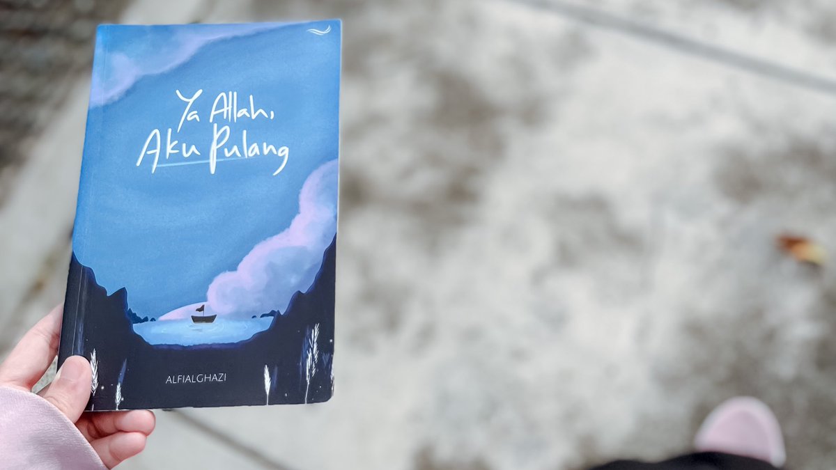 sajidareads's tweet photo. Kau tahu bukan, cinta seperti apa yang harus kau terima dan perjuangkan?
— yang tak membuatmu jauh dari Tuhan.
#sajidaReads #bookTwitter #alfighazi https://t.co/LhoStZWEhf