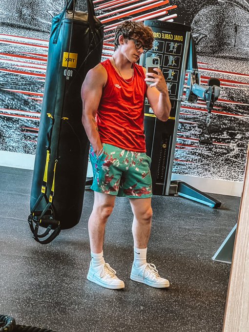 1 pic. I just want to look like Akaza https://t.co/hJZT94s8H2