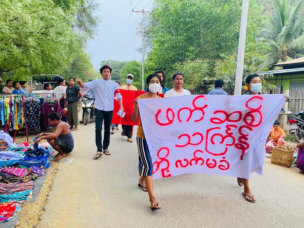KYITHAR95368969's tweet photo. Monywa University Student’s Union occupied the crowded market of #Salingyi and protested to oppose the #MilitaryDictatorship by calling the people to boycott the Military Council’s Water Festival.

#2022Apr8Coup 
#HelpMyanmarIDPs 
#WhatsHappeningInMyanmar https://t.co/YbYzSevPBd