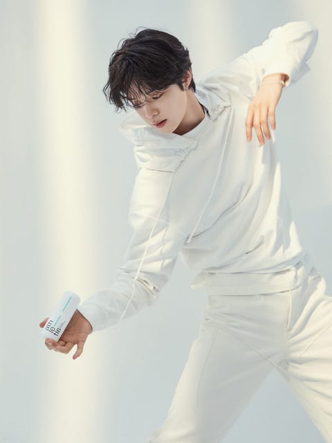 keiyzumi's tweet photo. no ones looking at the deodorant https://t.co/h2Y0kdlN9c