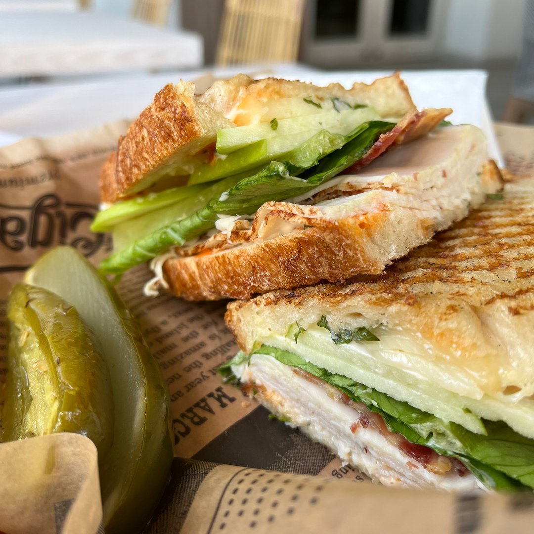 BioNutricion's tweet photo. Les diré qué lleva el sándwich más deli de Los Cabos: pavo, tocino y manzana.
Y si no me creen, vayan y pruébenlo en @californiaranchmarket de SJC y luego me cuentan 😌, de nada.
#decídete #nutriciónreal #gentereal #comerico #comenormal #eat #nutrióloga #nutrición https://t.co/l0WK2xzjwT