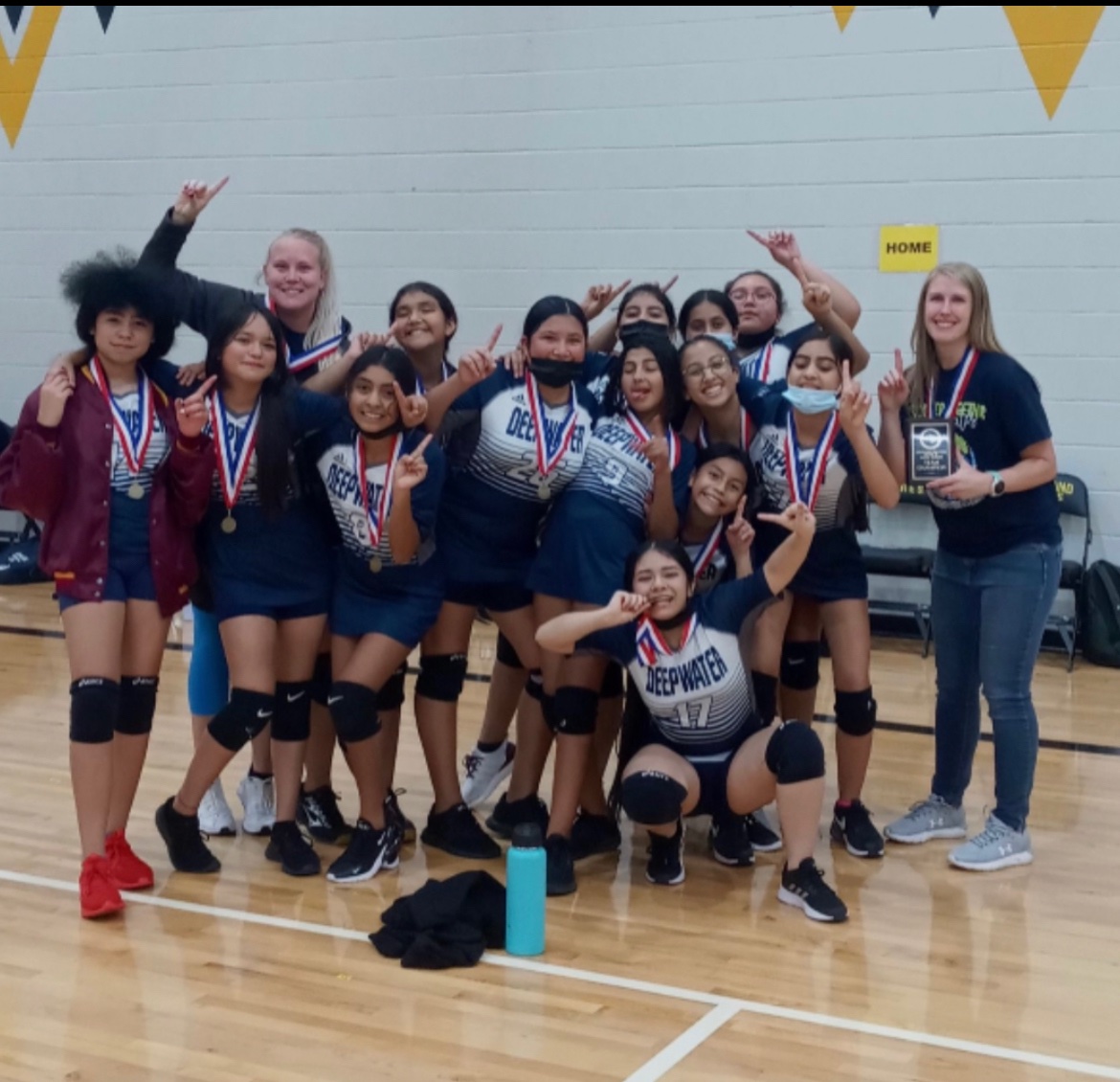 lacy_nash's tweet photo. Took 1st Place in the Galena Park Volleyball tournament https://t.co/CfslOTaYa7
