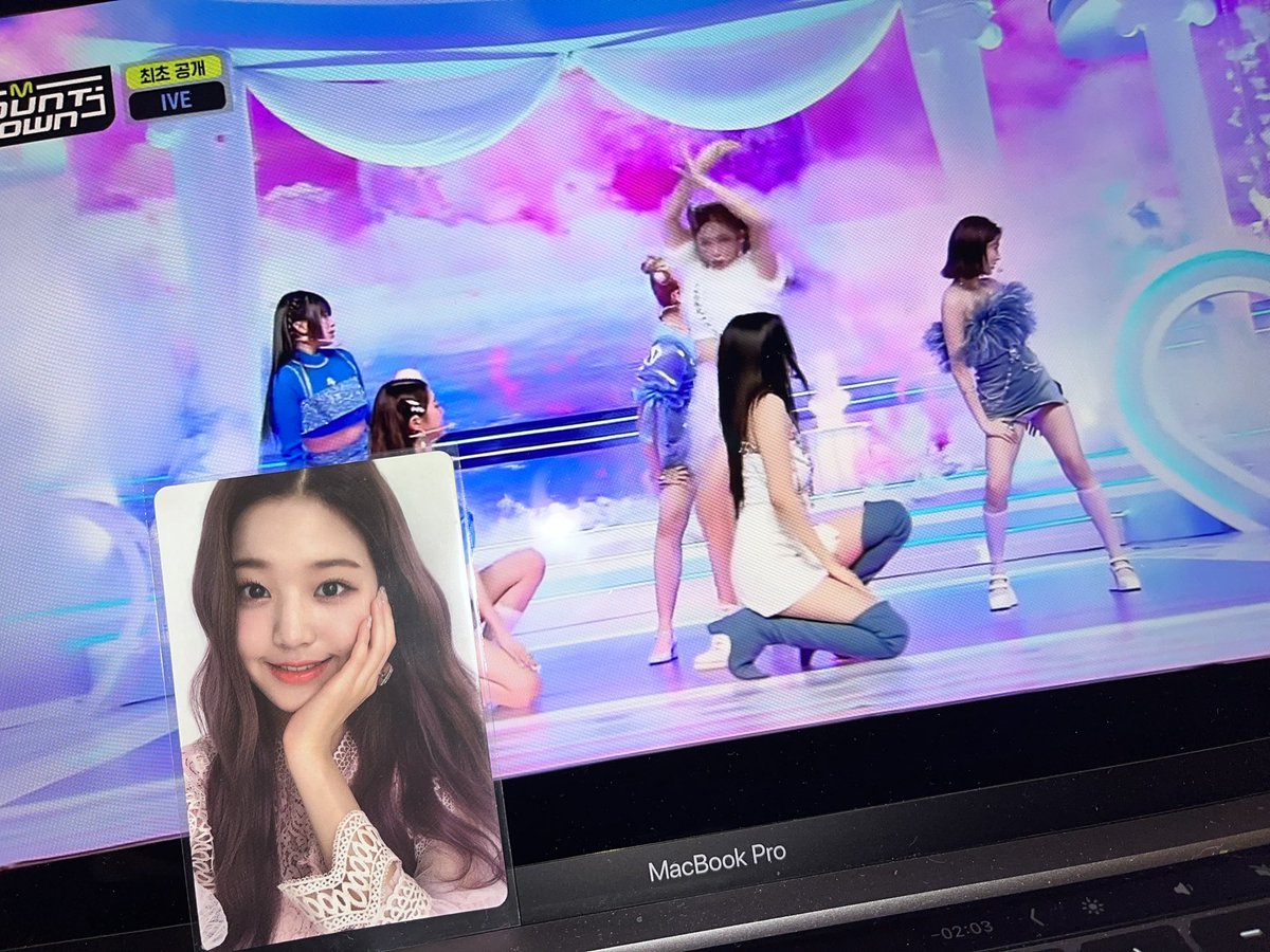 roikyz's tweet photo. @IVEstarship #IVE #아이브
#LOVEDIVE #러브다이브
#난_아이브_컴백무대를_좀_봐야겠어

아이브 이 무대는 절대적으로 아슬아슬합니다! 모든 소녀들이 춤과 노래에 너무 많은 힘을 쏟았습니다. 그것은 훌륭했습니다! 색상, 영상, 모든 것! https://t.co/TBIf134Gq1