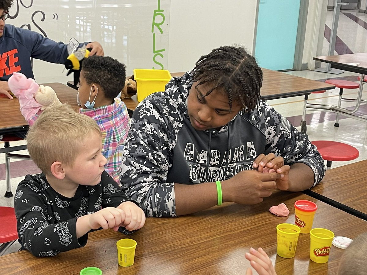 GWTPrimary's tweet photo. Spending time with our Tiger Buddies today. Building relationships that will last a lifetime! @TuscumbiaCitySc @VeronicaBayles #mentoringmatters https://t.co/3tqQ2yKk5R