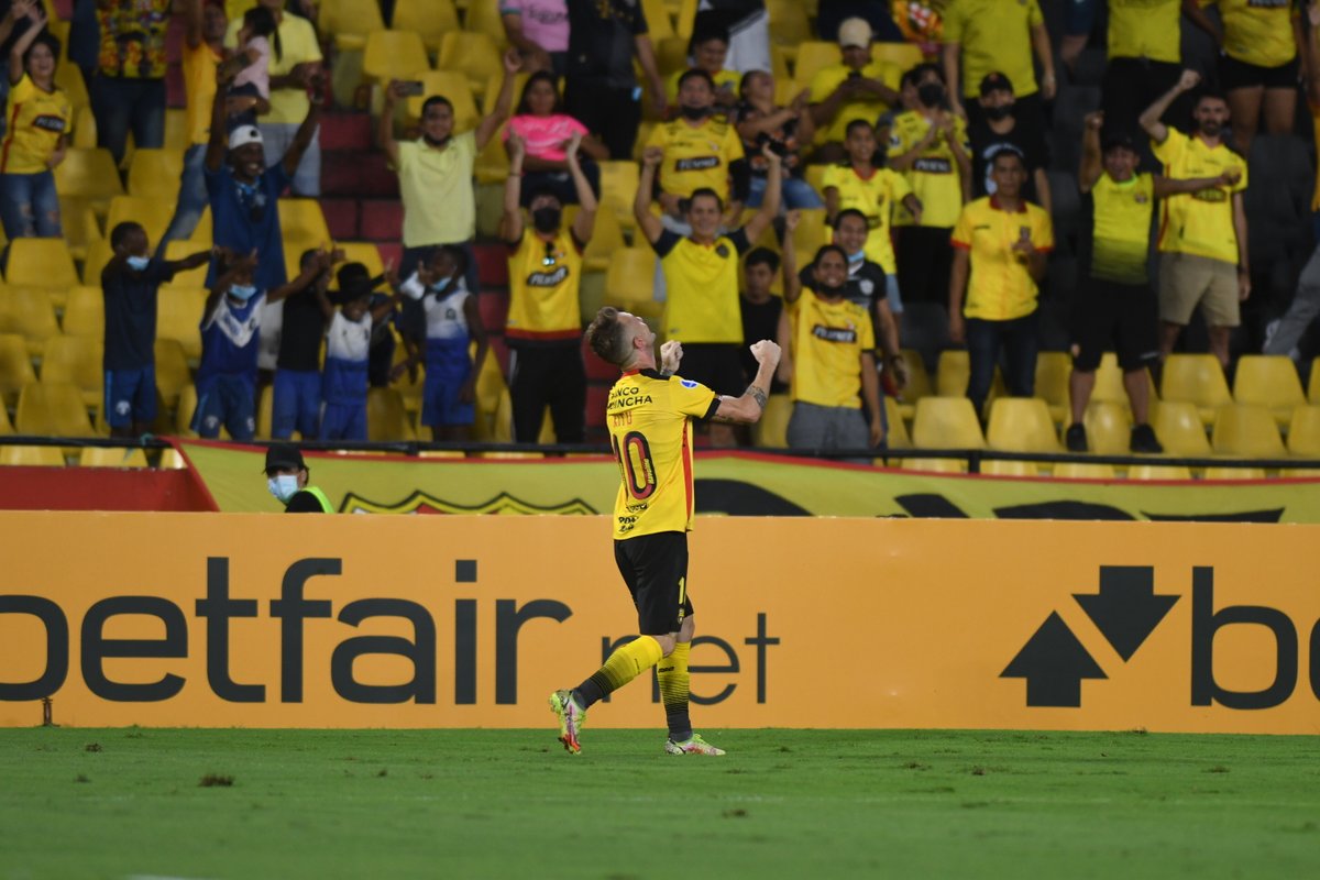 Sudamericana's tweet photo. 🟡⚫️ Kitu Díaz. El mago de @BarcelonaSC en la CONMEBOL #Sudamericana 🧙‍♂️ https://t.co/7vd85qpnzP
