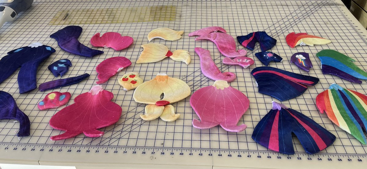 rubiowolf's tweet photo. Managed to get all of the Mane 6 Seapony manes and tails sewn together today!
Pattern and print design by @MofuMofuMoth, printed on @Spoonflower minky 💙
#mlpfim #mlp #mylittlepony #brony #plush #plushie #constockprep @BABSCon https://t.co/2algEXEzwm