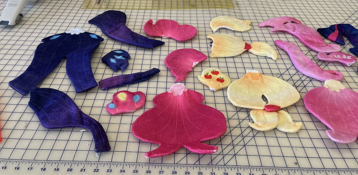 rubiowolf's tweet photo. Managed to get all of the Mane 6 Seapony manes and tails sewn together today!
Pattern and print design by @MofuMofuMoth, printed on @Spoonflower minky 💙
#mlpfim #mlp #mylittlepony #brony #plush #plushie #constockprep @BABSCon https://t.co/2algEXEzwm