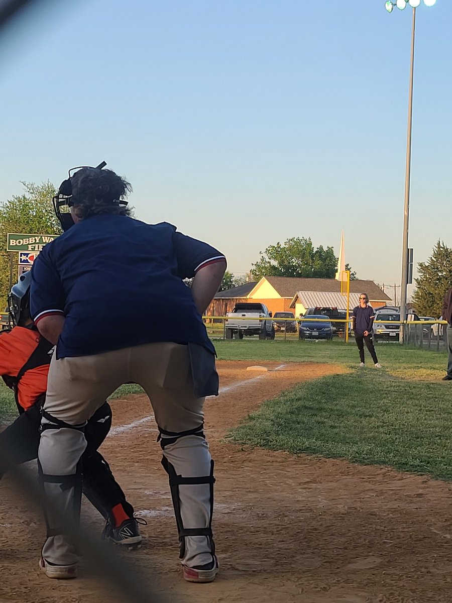 JenniferBigley5's tweet photo. Thank you @CrowellJonah and @AustinBarnum07 for volunteering to ump for ELL after putting in a full day at school and a 2 hour baseball practice. @HeathClawson @BaseballElgin @lunasean7 https://t.co/BoVKQwq0A2