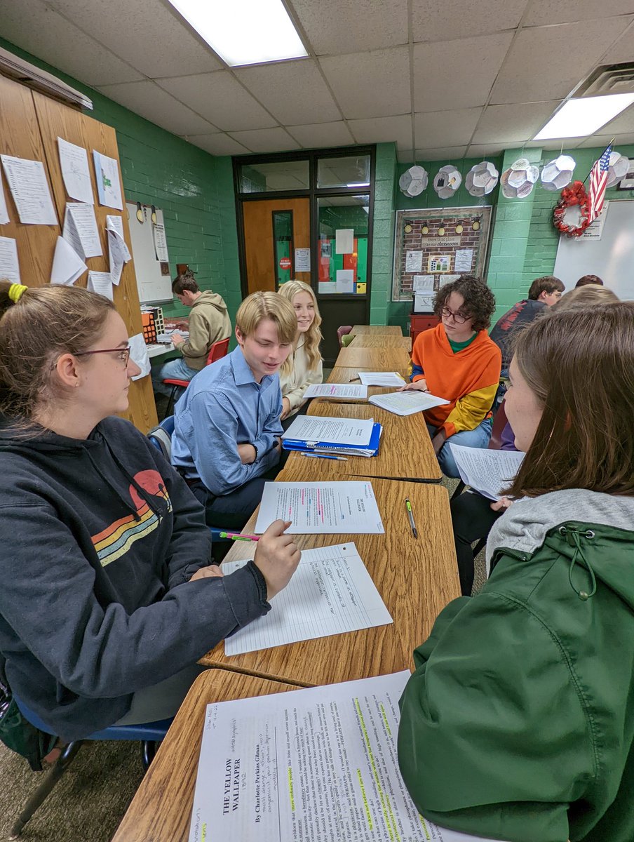 ChanthaSarah_'s tweet photo. Today in AP Lit: bracket challenge with "The Yellow Wallpaper." Groups went head-to-head to see who could come up with the highest number of defensible claims about the short story during the time allowed. @Mrs_Dickens24 @almahigh_school @AlmaSchools https://t.co/hzms9SllC7