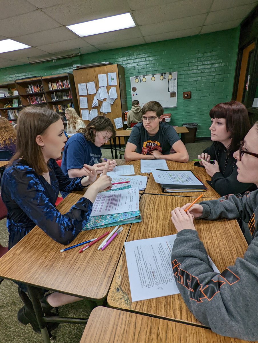 ChanthaSarah_'s tweet photo. Today in AP Lit: bracket challenge with "The Yellow Wallpaper." Groups went head-to-head to see who could come up with the highest number of defensible claims about the short story during the time allowed. @Mrs_Dickens24 @almahigh_school @AlmaSchools https://t.co/hzms9SllC7