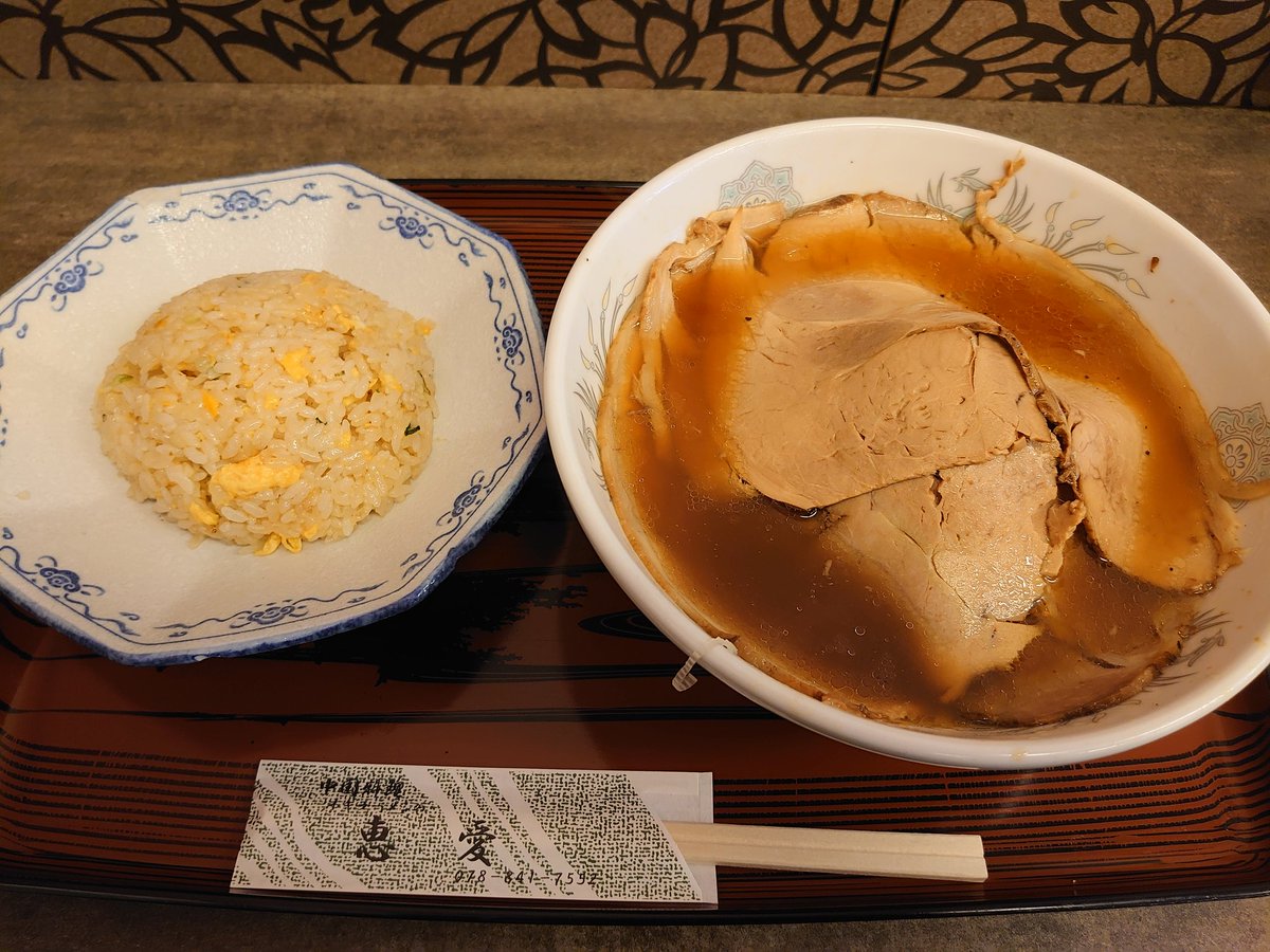 raaaaachu's tweet photo. ネギラーメンの恵愛
ネギチャーシュー麺、半炒飯セット
2号線の信号待ちでいつも気になってた所
平日なのにオープン同時に満席、外待ち5人😳
香味に炒められたネギとしっとりとしたチャーシューが麺と合う😋🐴
炒飯もシンプルながら優しい味付け
また他のメニューも食べて見たくなりました https://t.co/Y3IZGLjjzK