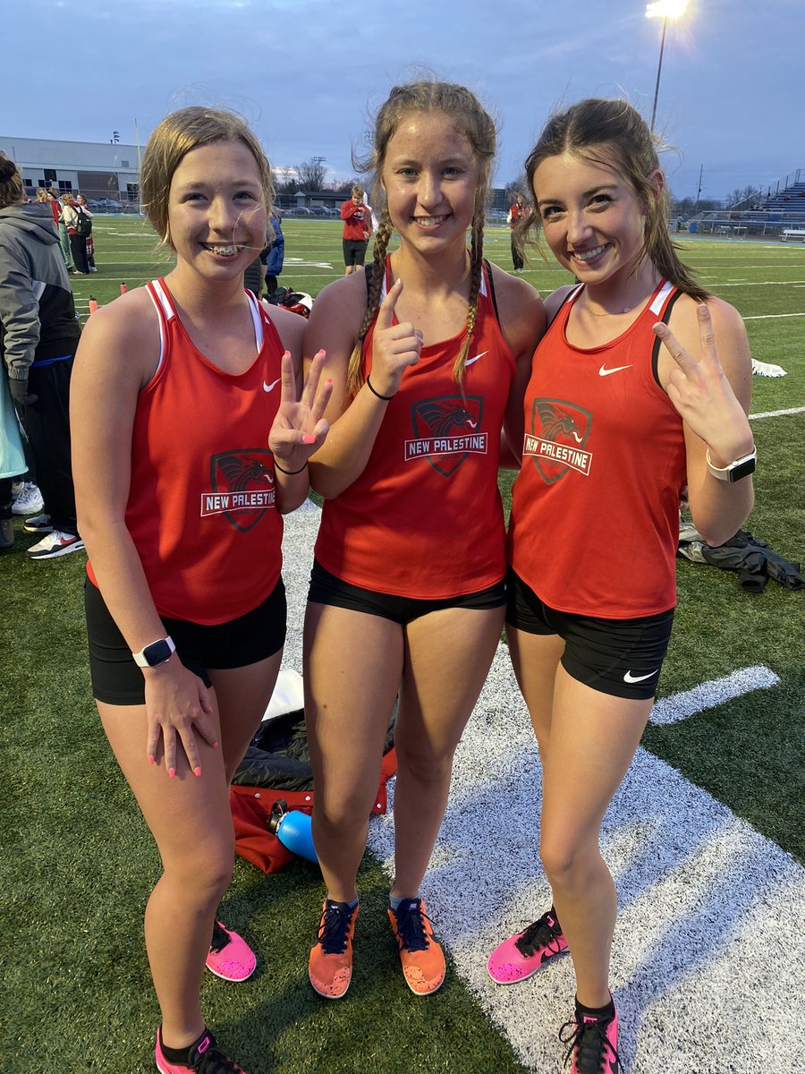 This trio swept the 3200m run tonight:
1st - Emily Adam
2nd - Cami Massari
3rd - Edie Schwarb

Amazing job ladies!! 🧹🧹🧹
#SpeedyEdie #AdamBomb #MiamiCami