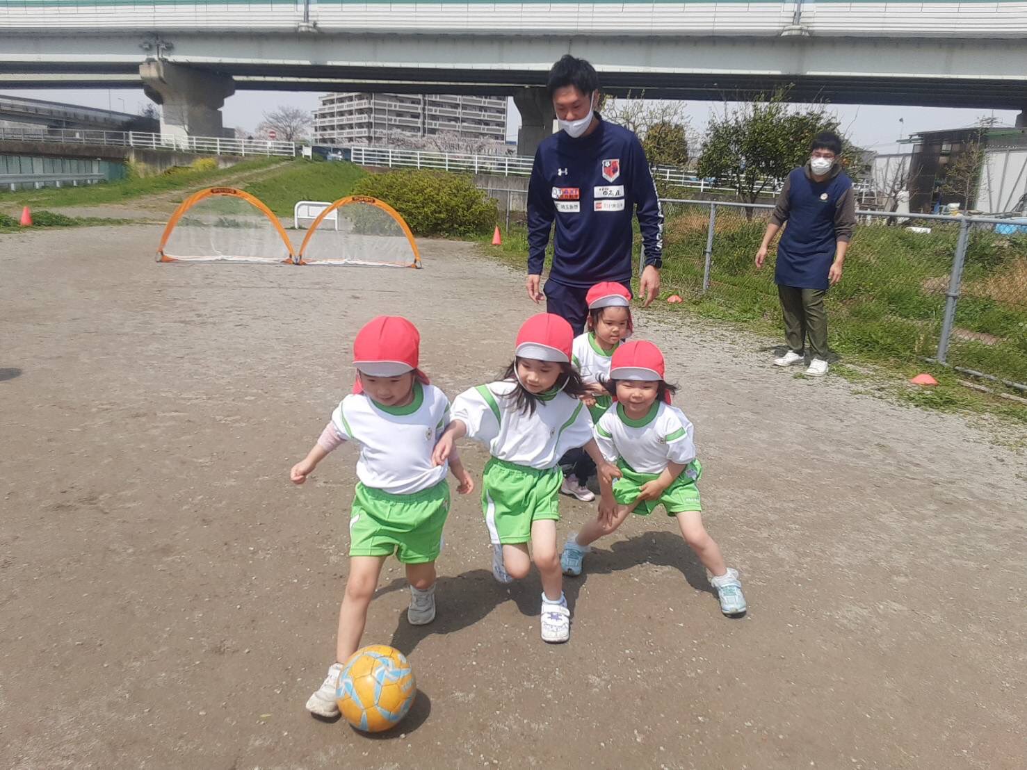 大宮アルディージャサッカースクール公式 スクールキャラバン リトル百音保育園 滝沼宝来広場 スクールキャラバンを行いました みんなとても元気いっぱいでコーチ達も楽しかったです 遠藤竜助コーチ 岡本岳コーチ 大宮アルディージャサッカー