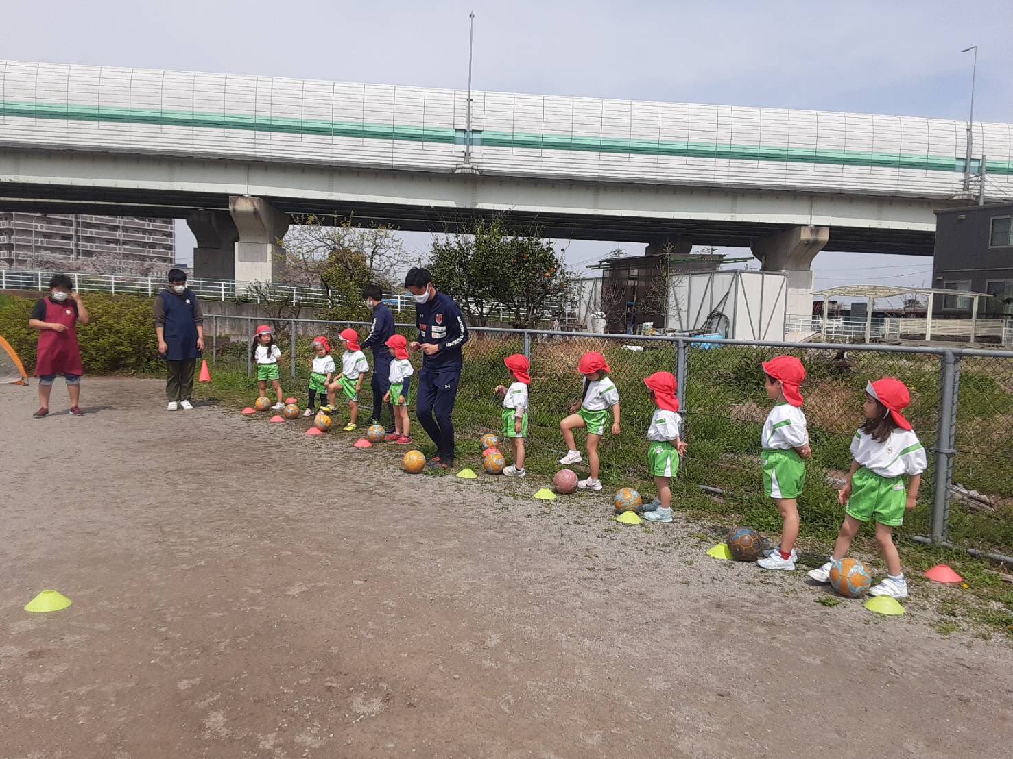 大宮アルディージャサッカースクール公式 スクールキャラバン リトル百音保育園 滝沼宝来広場 スクールキャラバンを行いました みんなとても元気いっぱいでコーチ達も楽しかったです 遠藤竜助コーチ 岡本岳コーチ 大宮アルディージャサッカー