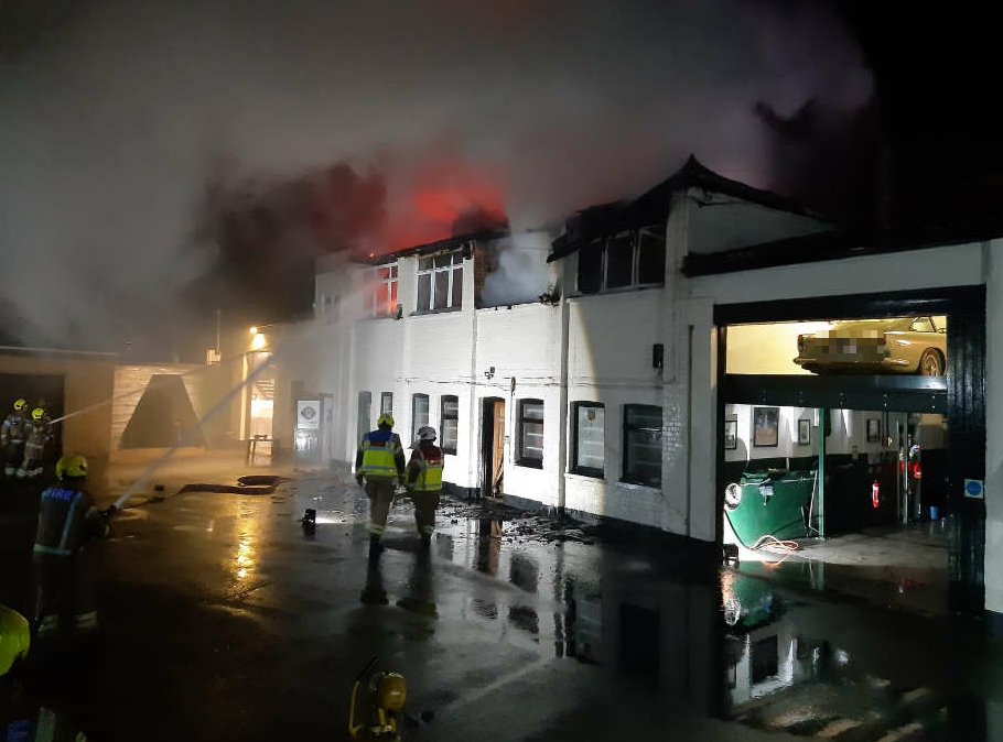 LondonFire's tweet image. Crews are making steady progress at the scene of the fire at a car dealership in #Beckenham, where the first floor and the roof of the building are alight. There are road closures in place, please avoid the area london-fire.gov.uk/incidents/2022…