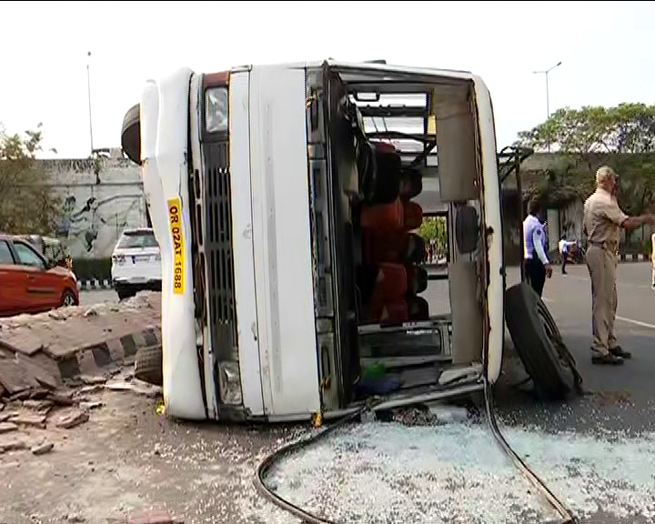 otvnews's tweet photo. #Bhubaneswar: Bus carrying over 30 labourers from Nayapalli to Patia overturns near Jaydev Vihar overbridge after hitting a divider; some labourers injured in the mishap have been rushed to Capital Hospital #Odisha https://t.co/CuXN7LYdmE