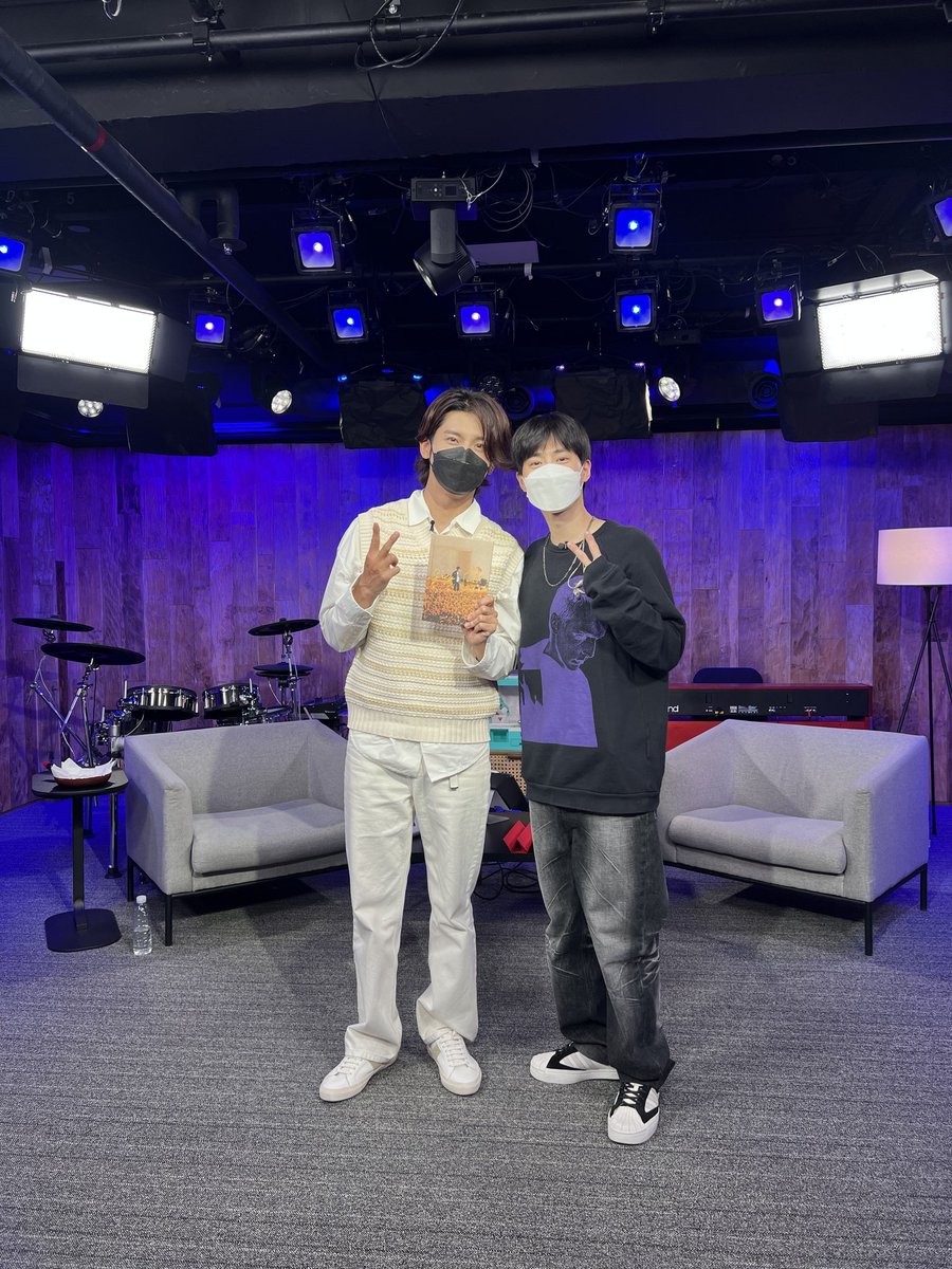 SUHOChile's tweet photo. 220406 ✧ Actualización de las redes sociales de #EXO junto a #Suho durante el programa Freehug que es conducido por Changmin de TVXQ.

cr: weareoneEXO

@weareoneEXO #EXO #GreySuit https://t.co/SbYx5q3Fle
