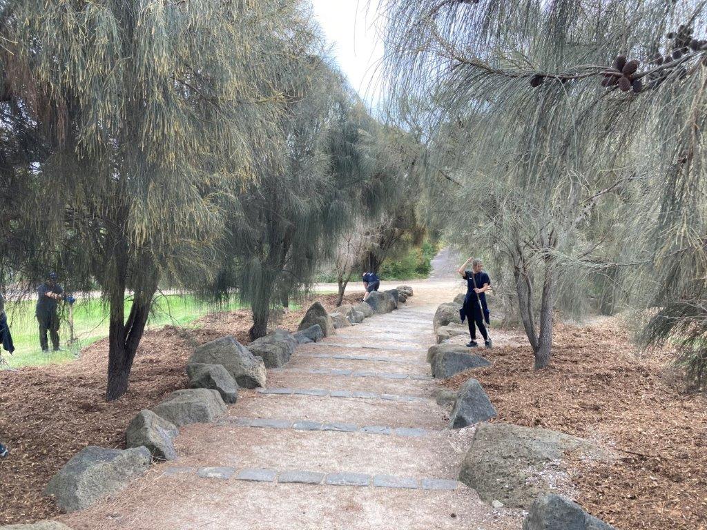 HobsonsBayCC's tweet image. Around 30 employees from Netafim teamed up with our Rangers for International Earth Day. A huge amount of mulch was spread and weeds dug out at Truganina Park Altona Meadows to assist with the biodiversity &amp;amp; environmental health of the area. A big thank you!
#UsingLessDoingMore