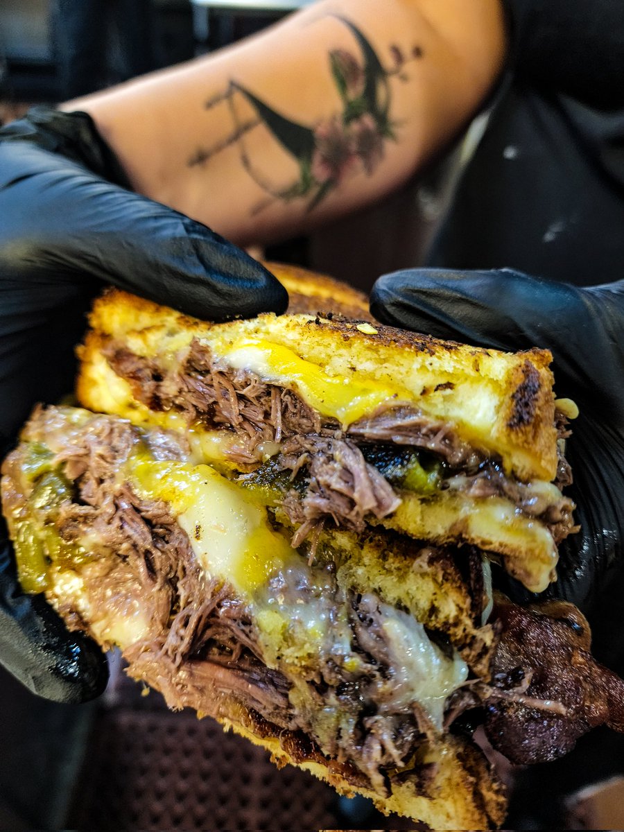 Chefmarkcoakley's tweet photo. Short Rib Hatch Chile Grilled Cheese Sandwich.
#hatch #grilledcheese #shortribs #BKDS #BKDinAction #foodie https://t.co/jrsBVbqvZr