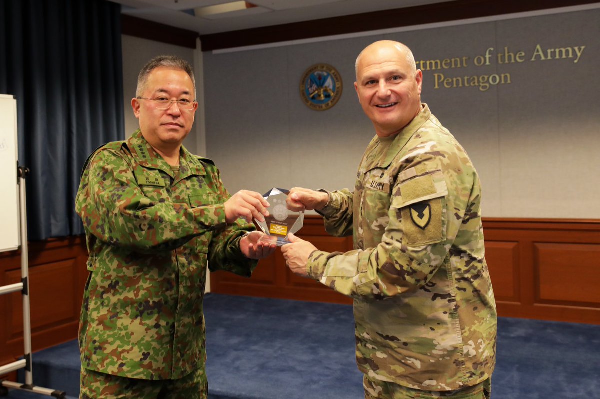 Japan_GSDF's tweet photo. On April 6, GEN Yoshida had discussions with GEN Daly, the Commanding General of the #AMC, on what logistics should be in the Indo-Pacific region.
@USArmy @JGSDF_pr #JGSDF https://t.co/Y3cp8gdzKK