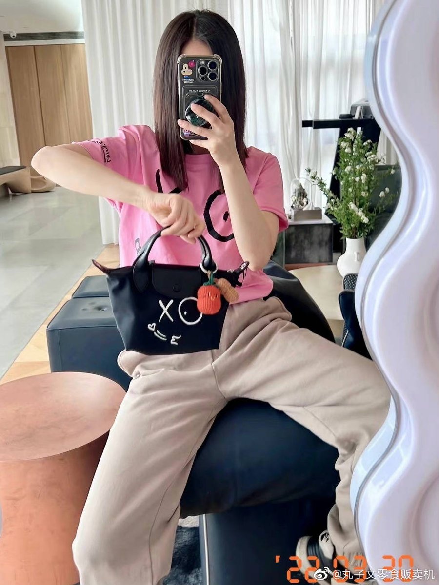 220407 — xiahongshu update

“Colors welcome spring 💐
 It's finally getting warmer, and T-shirts are the most comfortable.”

#WangZiwen #王子文