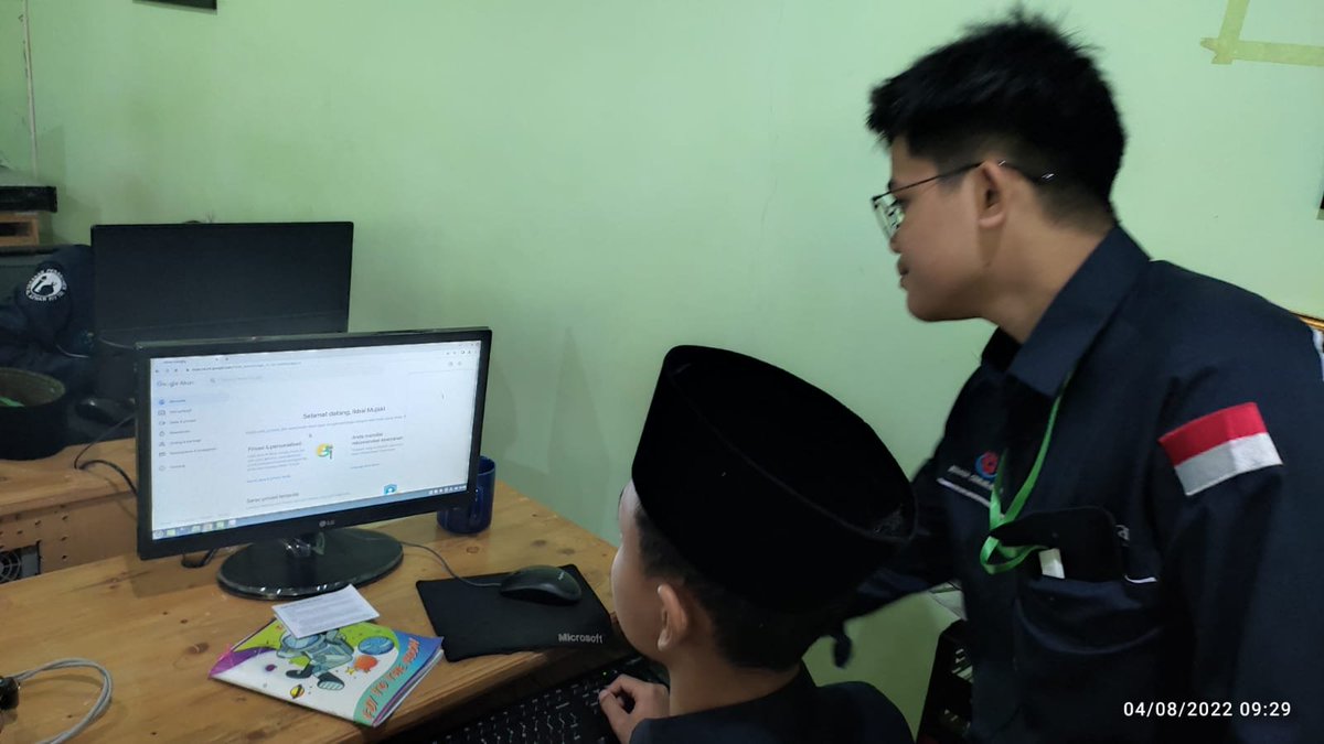 rumahgemilang's tweet photo. Santri kelas Teknik Sepeda Motor (Otomotif) angkatan ke-26 belajar Pengenalan Internet, sebagai bagian dari pembelajaran di mata diklat @menuliskreatif. Dibantu teman-temannya dari kelas Teknik Komputer dan Jaringan. Materi ini dibimbing Pak @osolihin https://t.co/hveWcuw8sO