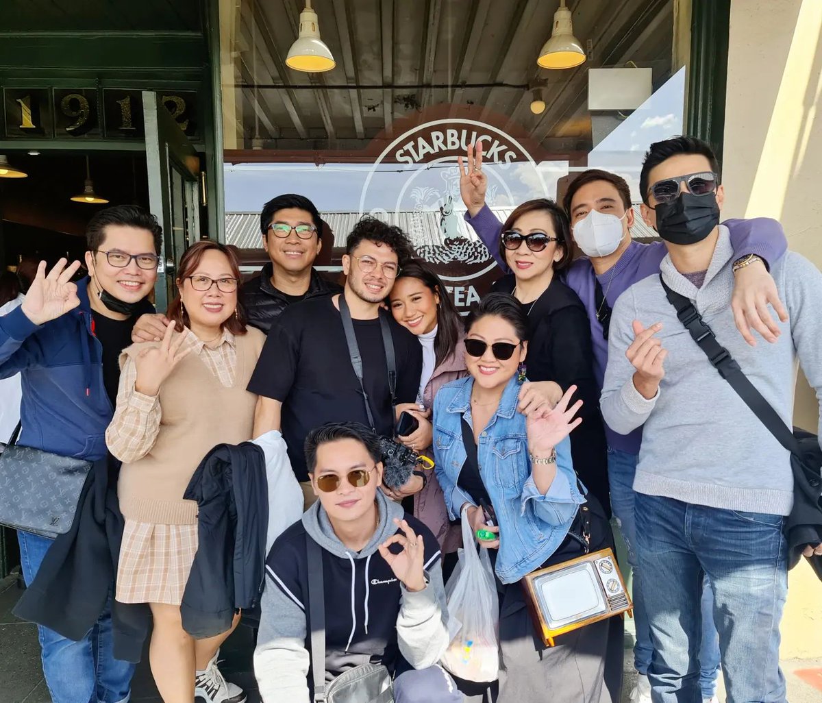 Erik_Archives's tweet photo. 💌 [UPDATE] 040822 || © Ms. Anna Puno's IG

“Team THREELOGY enjoying the beautiful sites of Seattle this perfect sunny day... #stressfreeday #touristpeg @realeriksantos @xtianbautista @itsMorissette @carloorosa @janinepuno @Cynchai @IvanLeeOnKeys ”

🔗 https://t.co/eJtyzN4Tje https://t.co/HgXEf1D23a