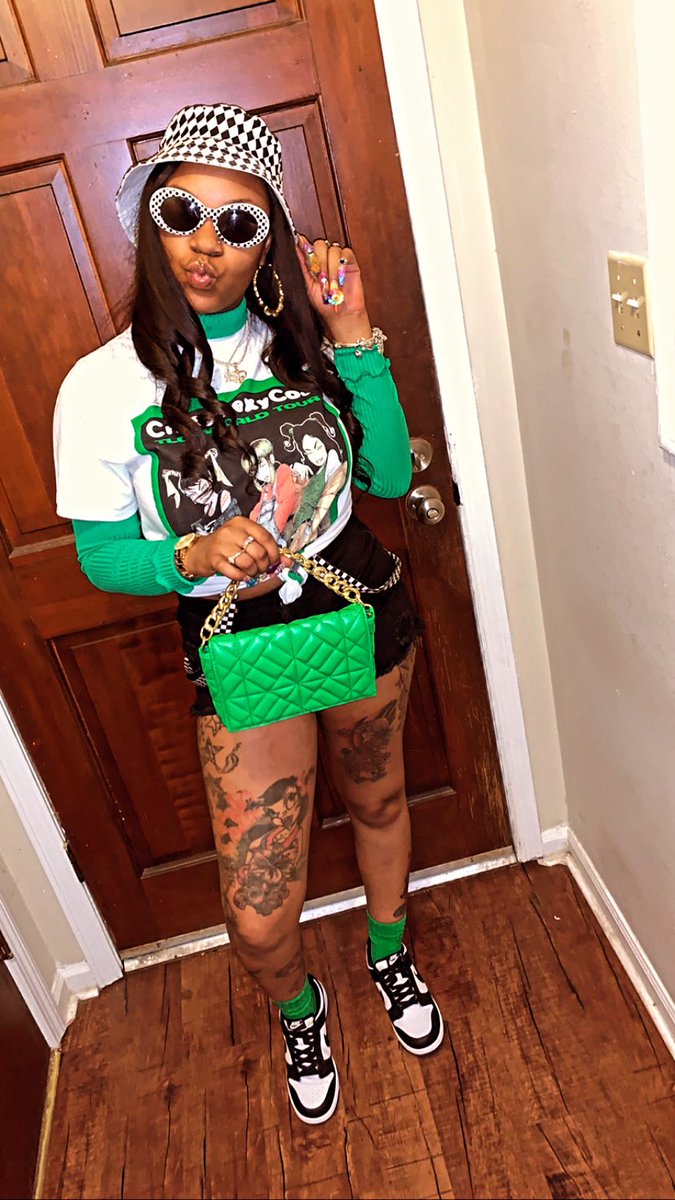 shika_dat_chick's tweet photo. A lil Crazy, Sexy, and Cool 💚🤍🖤 https://t.co/XUi7bwEARE