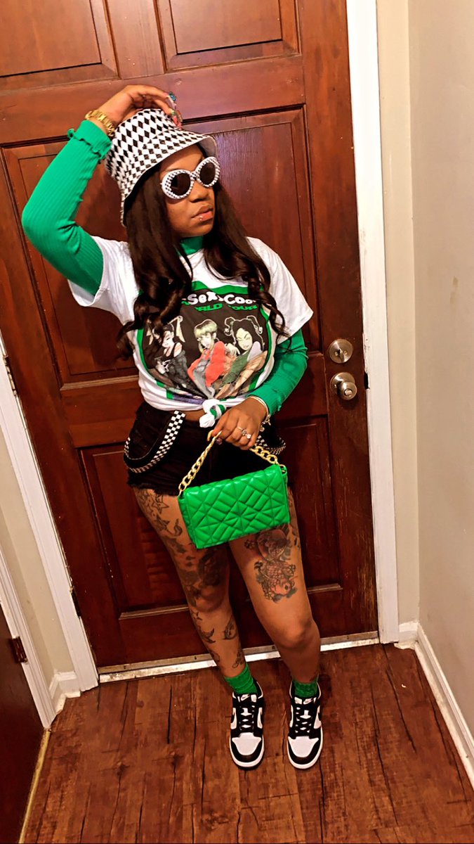 shika_dat_chick's tweet photo. A lil Crazy, Sexy, and Cool 💚🤍🖤 https://t.co/XUi7bwEARE