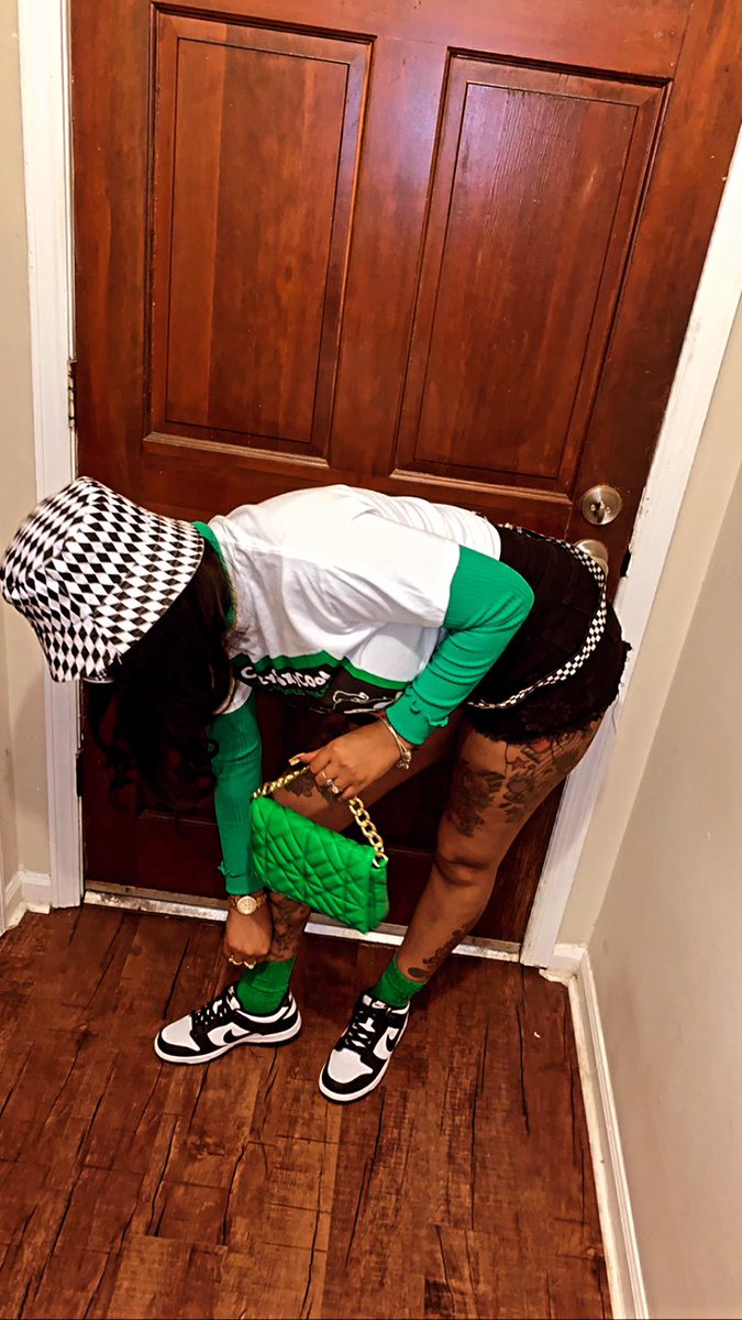 shika_dat_chick's tweet photo. A lil Crazy, Sexy, and Cool 💚🤍🖤 https://t.co/XUi7bwEARE