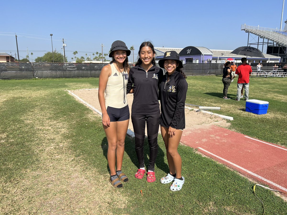Jag_02179's tweet photo. Long Jump:
Arely Vasquez 🥉 Area Bound
Alexis Ramirez 🏅5th Place
Christina Hernandez 🏅6th Place @vcardenas32 https://t.co/wL6wfBoOC7