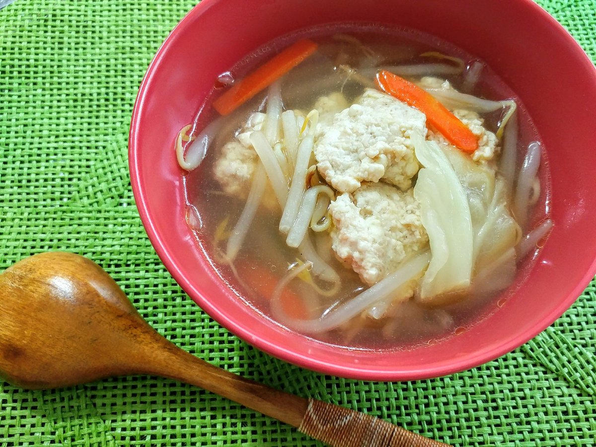 お野菜たっぷりフワフワ鶏だんご入りスープ✨

お豆腐を鶏団子に入れることでトロフワになります✨
お好きなカット野菜または春雨などを加えてボリュームアップ! 