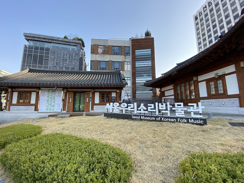 endorfmusic's tweet photo. 서울우리소리박물관에서 민요 ‘아라리’를 주제로 특별전 ‘ARARI:우리의 삶이 아라리요’가 4월 7일부터 진행 중입니다. KBS 열린음악회에서 연주한 양방언 밴드x하현우 '정선아리랑’도 상영하오니 많은 관람바랍니다. https://t.co/sRTcb4aePA https://t.co/chmTrBD8V9